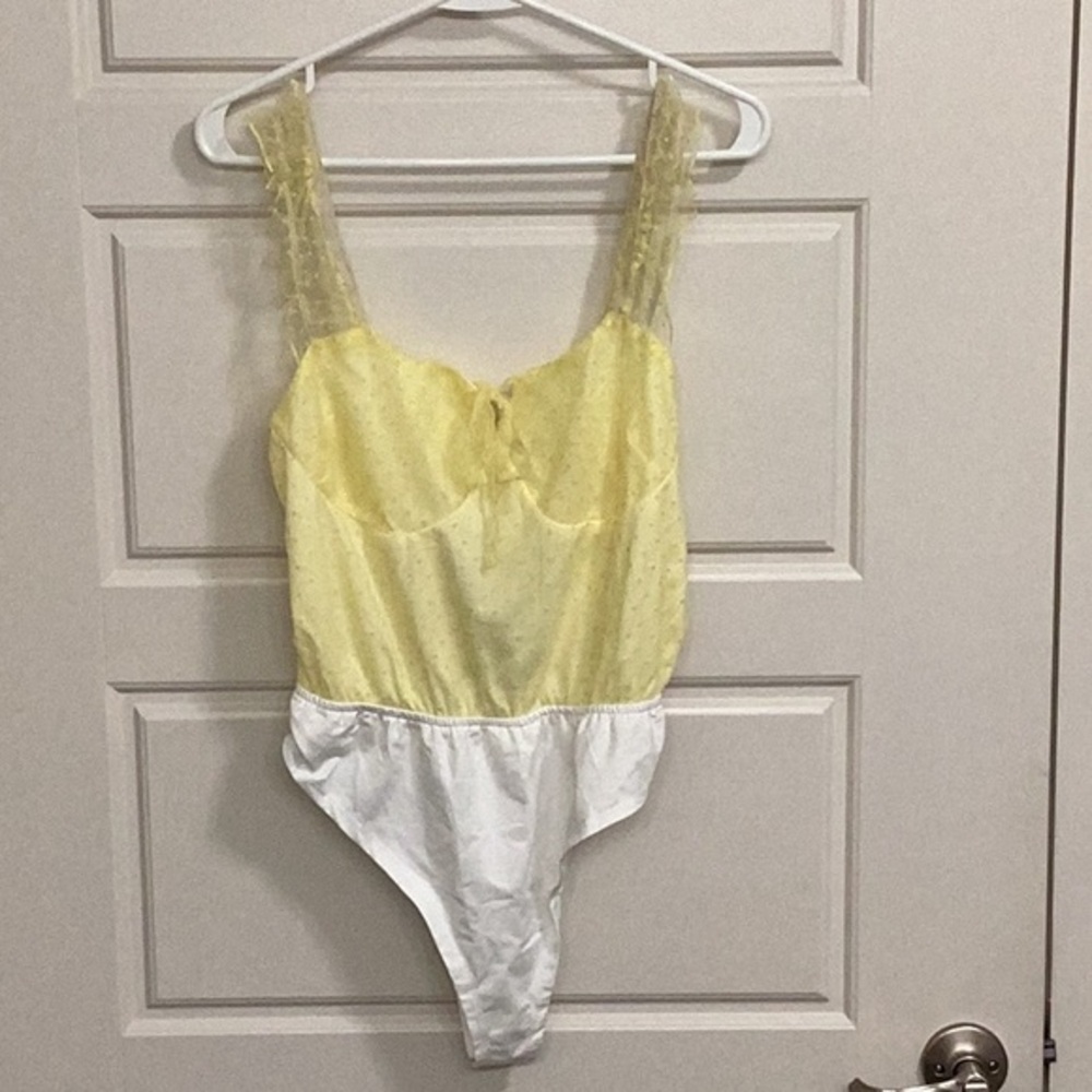 Nasty Gal‎ - Spot Mesh Ruffle Sleeve Body Suit - Lemon - size Us 8